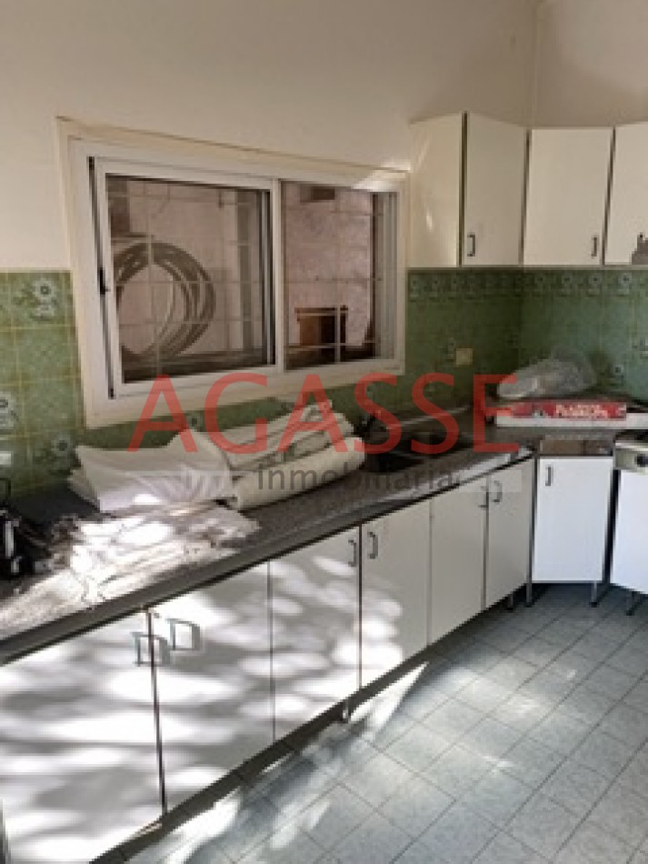CALLE ROCAMORA. VENDO AMPLIA CASA DE  3 DORMITORIOS Y DEPENDENCIAS.