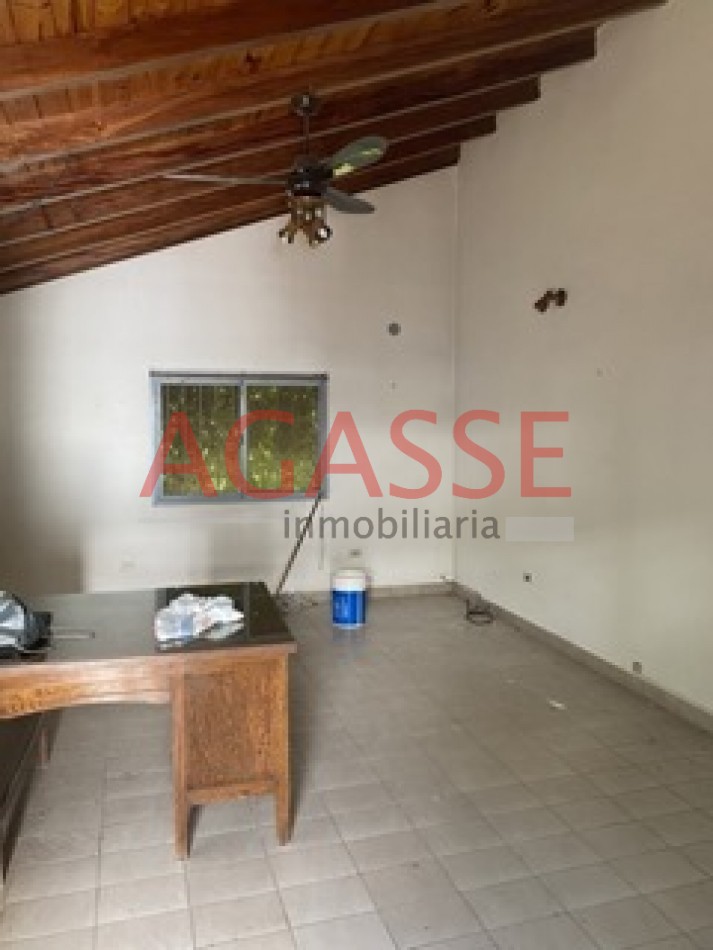CALLE ROCAMORA. VENDO AMPLIA CASA DE  3 DORMITORIOS Y DEPENDENCIAS.