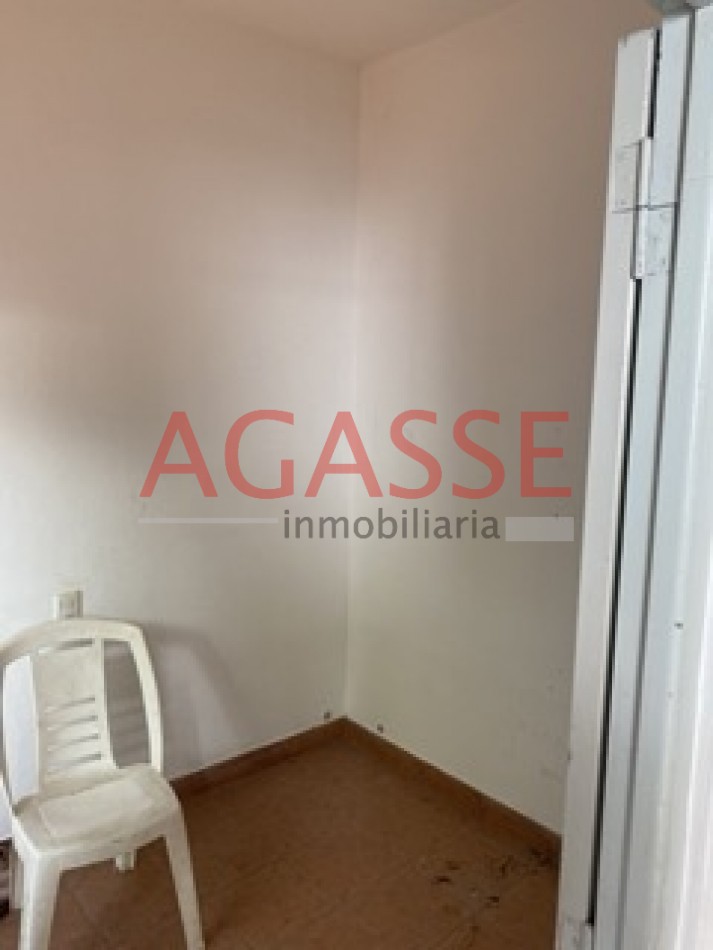 CALLE ROCAMORA. VENDO AMPLIA CASA DE  3 DORMITORIOS Y DEPENDENCIAS.