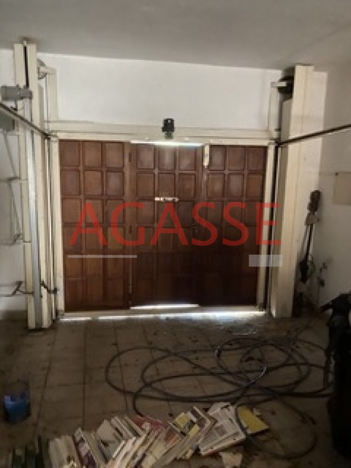 CALLE ROCAMORA. VENDO AMPLIA CASA DE  3 DORMITORIOS Y DEPENDENCIAS.