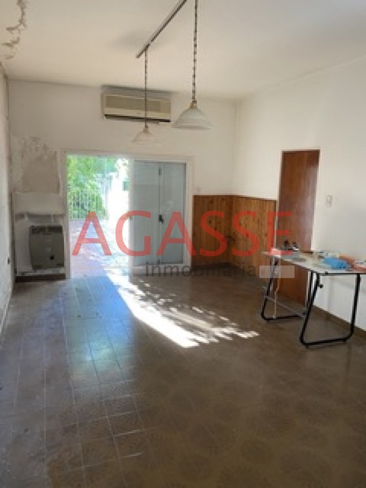 CALLE ROCAMORA. VENDO AMPLIA CASA DE  3 DORMITORIOS Y DEPENDENCIAS.