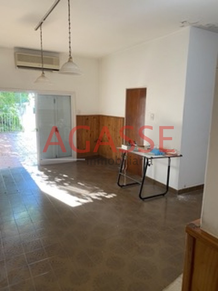 CALLE ROCAMORA. VENDO AMPLIA CASA DE  3 DORMITORIOS Y DEPENDENCIAS.