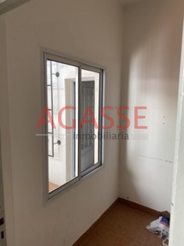 CALLE ROCAMORA. VENDO AMPLIA CASA DE  3 DORMITORIOS Y DEPENDENCIAS.