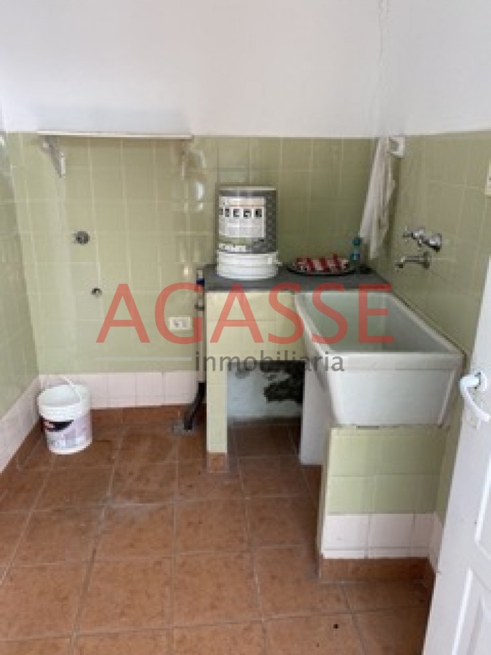 CALLE ROCAMORA. VENDO AMPLIA CASA DE  3 DORMITORIOS Y DEPENDENCIAS.