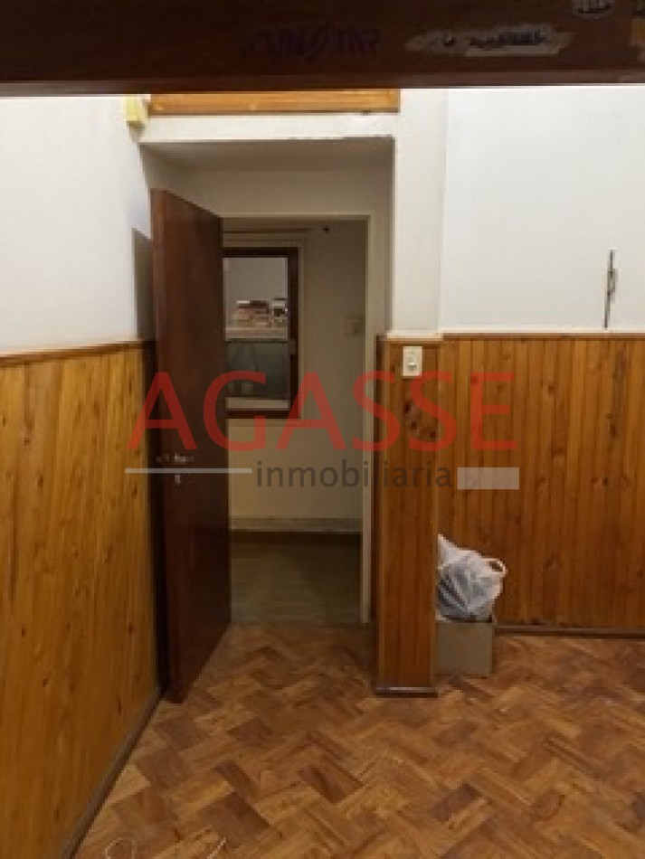 CALLE ROCAMORA. VENDO AMPLIA CASA DE  3 DORMITORIOS Y DEPENDENCIAS.
