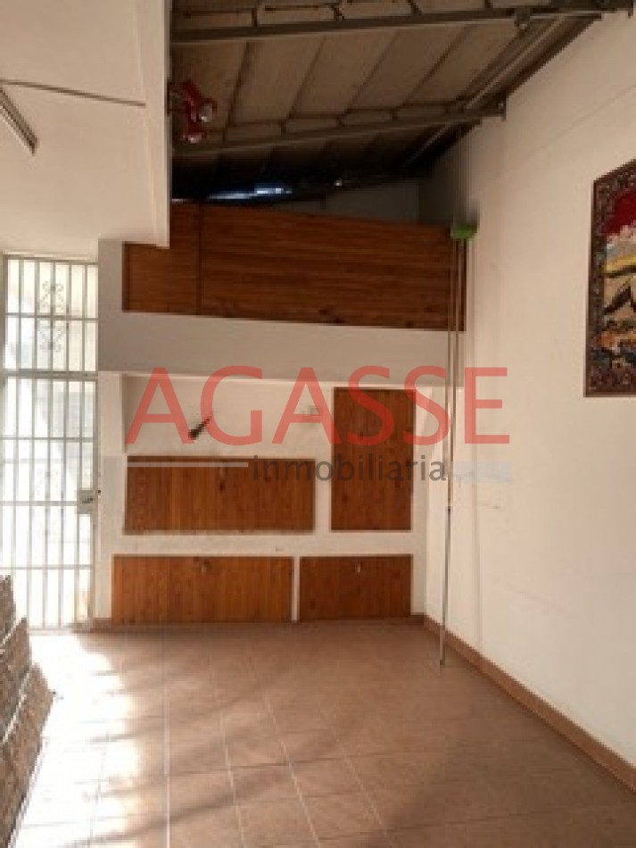 CALLE ROCAMORA. VENDO AMPLIA CASA DE  3 DORMITORIOS Y DEPENDENCIAS.