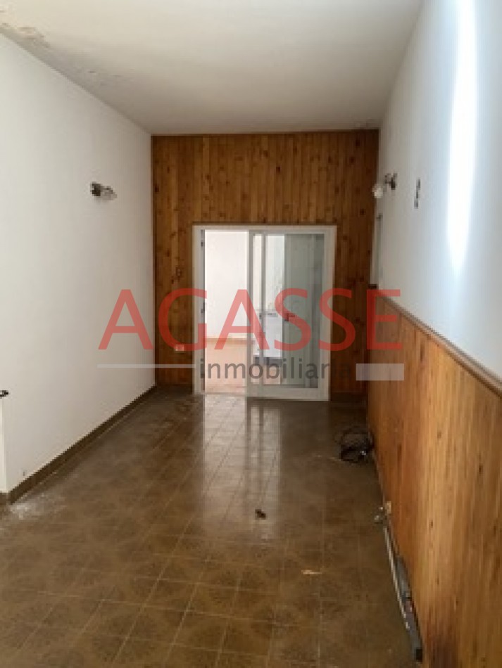 CALLE ROCAMORA. VENDO AMPLIA CASA DE  3 DORMITORIOS Y DEPENDENCIAS.