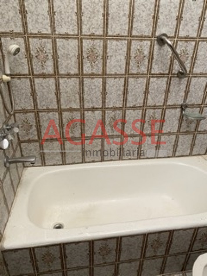CALLE ROCAMORA. VENDO AMPLIA CASA DE  3 DORMITORIOS Y DEPENDENCIAS.