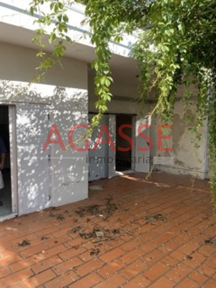 CALLE ROCAMORA. VENDO AMPLIA CASA DE  3 DORMITORIOS Y DEPENDENCIAS.