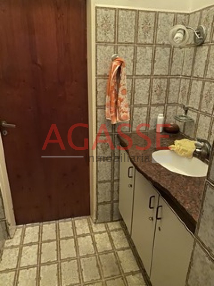 CALLE ROCAMORA. VENDO AMPLIA CASA DE  3 DORMITORIOS Y DEPENDENCIAS.