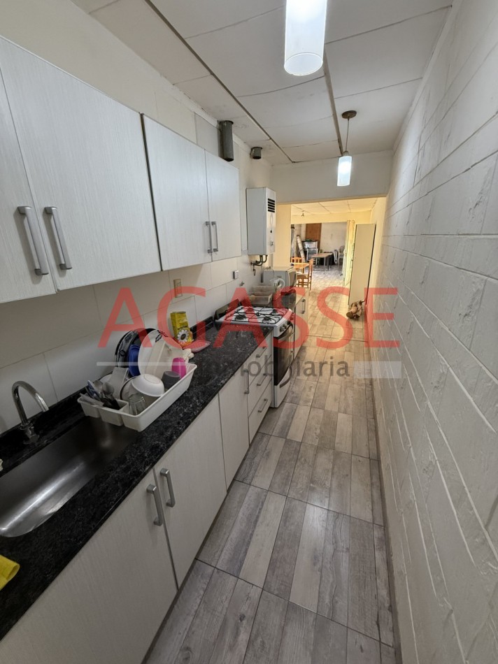 VENDO AMPLIA CASA CON LOCAL. CALLE VICE GOB. JOSE MARIA GARAYALDE