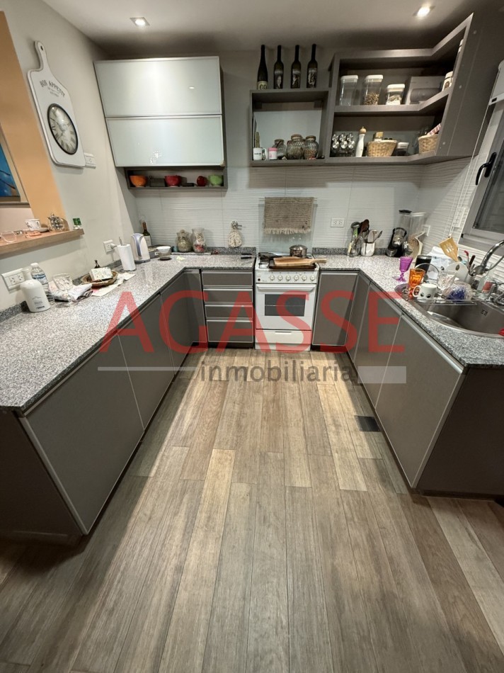 VENDO EXCELENTE DUPLEX 3 DORMITORIOS. PISCINA. 