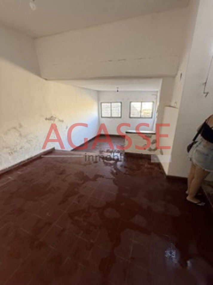 CALLE CASTAÑEDA . ALQUILO CASA DE 2 DORMITORIOS Y FONDO