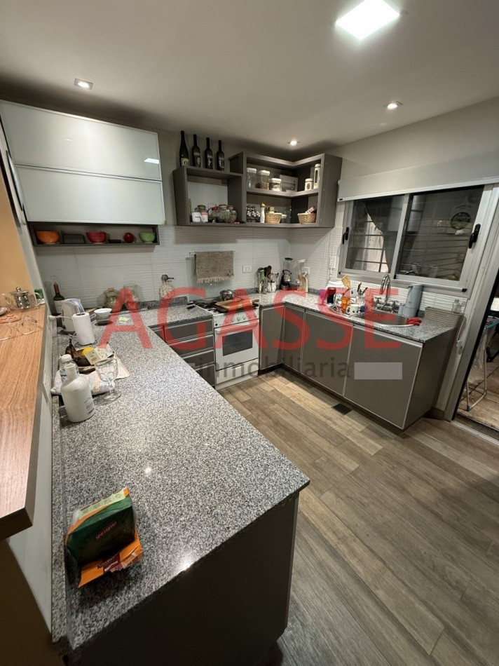 VENDO EXCELENTE DUPLEX 3 DORMITORIOS. PISCINA. 