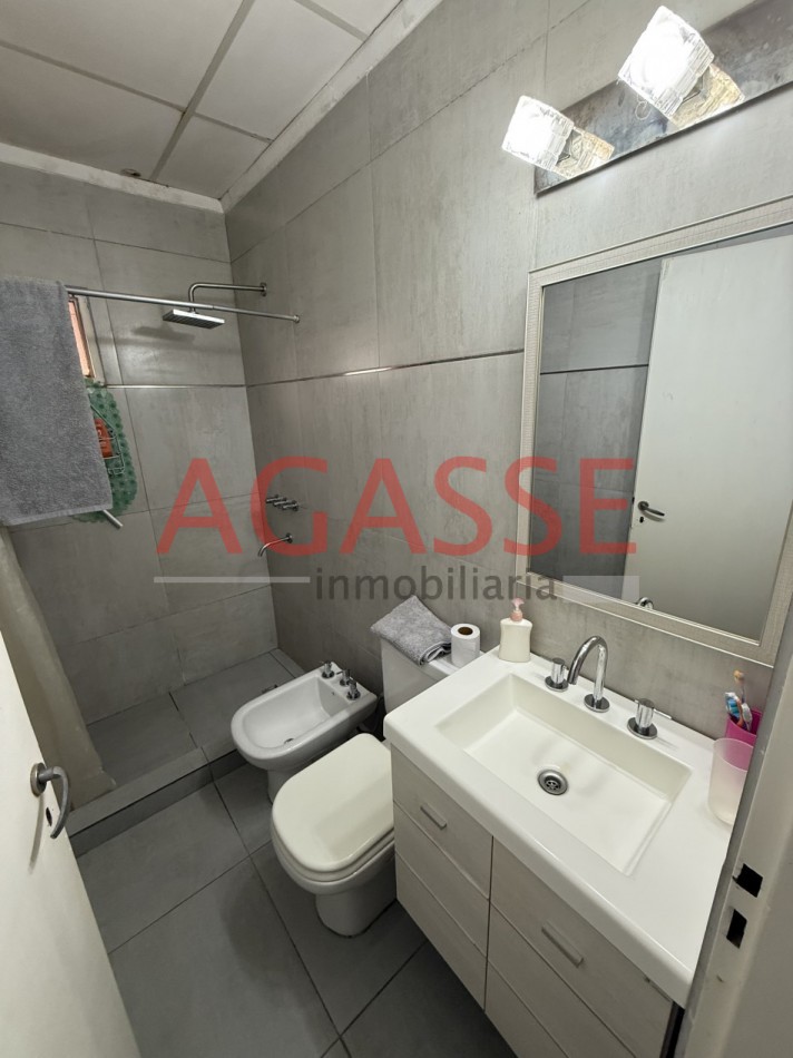 VENDO AMPLIA CASA CON LOCAL. CALLE VICE GOB. JOSE MARIA GARAYALDE