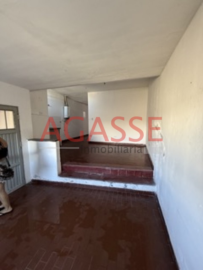 CALLE CASTAÑEDA . ALQUILO CASA DE 2 DORMITORIOS Y FONDO