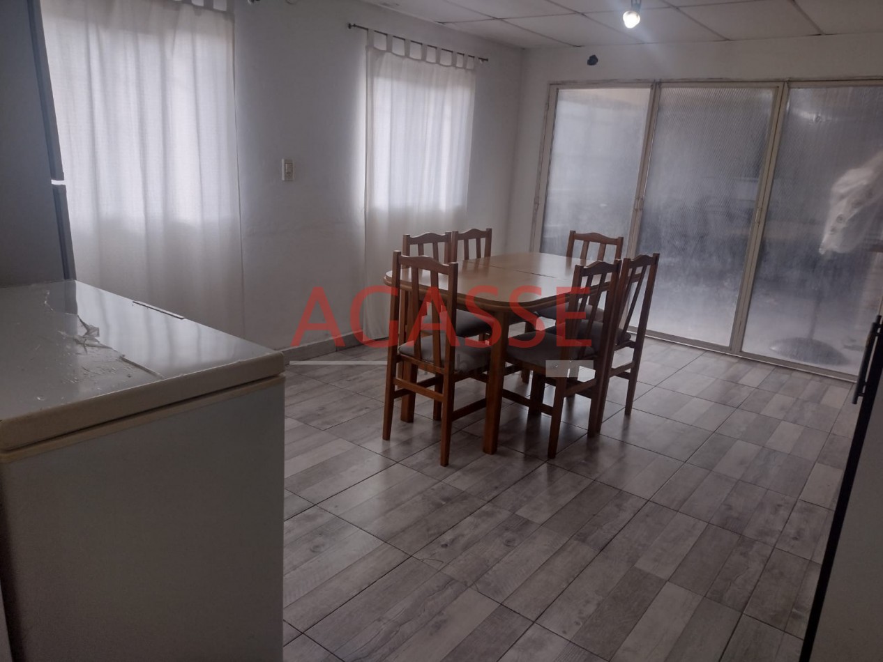 VENDO AMPLIA CASA CON LOCAL. CALLE VICE GOB. JOSE MARIA GARAYALDE