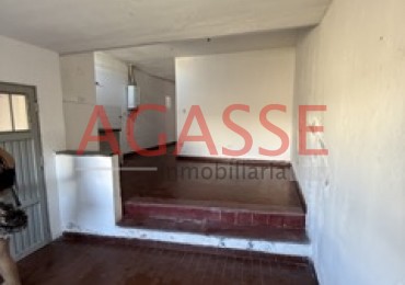 CALLE CASTAÑEDA . ALQUILO CASA DE 2 DORMITORIOS Y FONDO